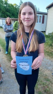Dorotka s medailí a diplomem