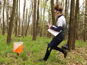 Lukáš razí kontolu - rádiový orientační běh