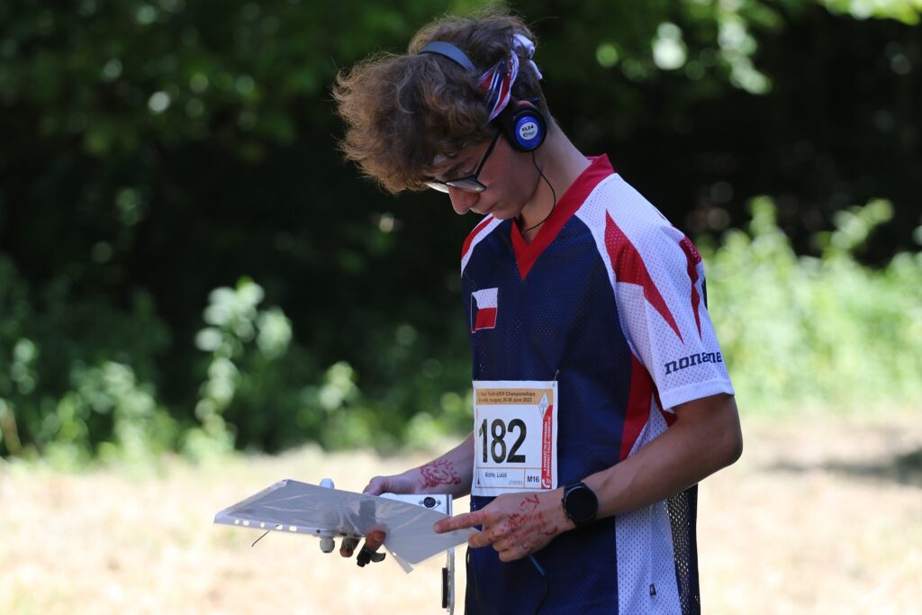 Lukáš na startu 80m klasiky - rádiový orientační běh