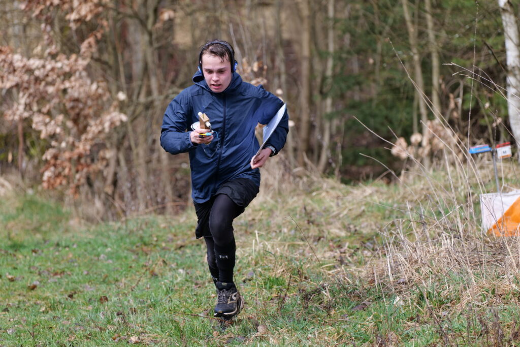 Kuba běží směrem od kontroly - rádiový orientační běh
