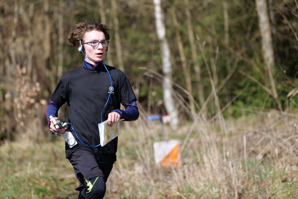 Lukáš běží směrem od kontroly - rádiový orientační běh