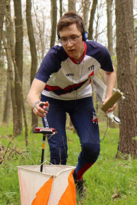 Tomáš razí kontrolu - rádiový orientační běh