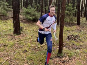 Tomáš běží směrem od kontroly - rádiový orientační běh